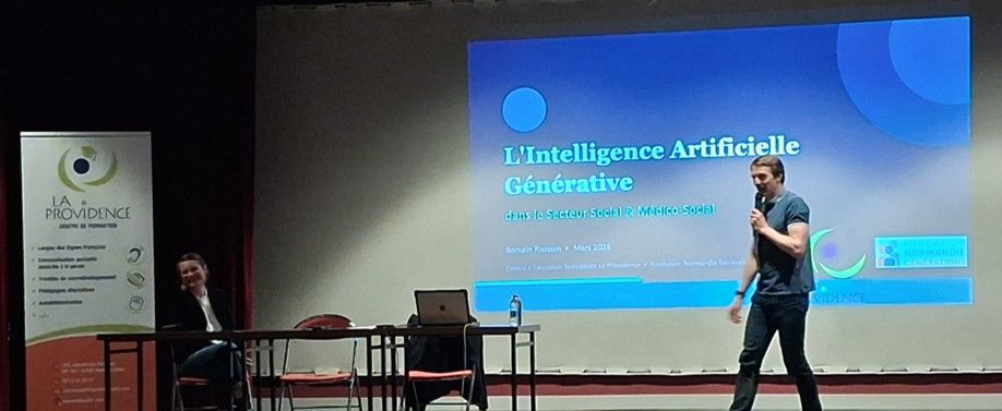 Romain Rissoan, conférencier IA, sur scène lors d'une conférence sur l'intelligence artificielle générative dans le secteur social et médico-social